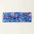 Blauwe paisley bedrukte stoffen haarband detail, vintage etnische haaraccessoire close-up. - Lichtblauw