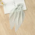 Gedetailleerde close-up van een lichtgroene bloemenhaarscrunchie met lange linten. - Groen Bloemen Lint Haarelastiek / Groen