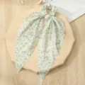 Groene bloemige haarelastiek met lange linten, elegant mesh haaraccessoire detail. - Groen