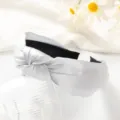 Close-up detailopname van een stijlvolle zilver-grijze geknoopte brede haarband. - Rookgrijs