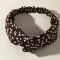 Detailansicht des braunen elastischen Blumen-Haarbandes, weicher Stoff für Yoga und Gesichtsreinigung. - Dunkelbraun