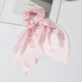 Elegante roze satijnen haarscrunchie met lange linten, chique haaraccessoire voor vrouwen. - Roze