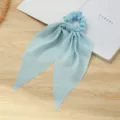 Lichtblauwe stoffen haarelastiek met lange linten detailweergave, elegante haaraccessoire - Blauw