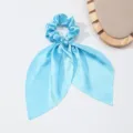 Blauwe satijnen haarelastiek met lange linten elegante Franse haarstijl accessoire detail - Blauw