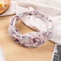 Bloemenstof hoofdband met gedraaid ontwerp, elastische haarband voor dagelijks gebruik. - Wit bloemenpatroon