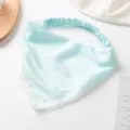 Effen satijnen driehoekige haarband met fijn wit kantrandje en comfortabele elastische band. - Meerblauw