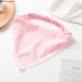 Roze satijnen haarband detail, driehoeken hoofddoek met witte kant, elastisch ontwerp. - Lichtroze