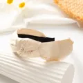 Beige satijnen haarband met knoop detail, elegante brede haaraccessoire voor dames. - Champagne