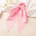 Roze satijnen haarelastiek met lange linten, zoete bloemige haaraccessoire detail. - Roze
