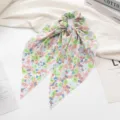 Gedetailleerd overzicht van een Koreaanse bloemige haarscrunchie met lange linten, stof. - Groen en Roze