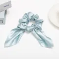 Lichtblauwe sateen haar elastiek met konijnenoor lint, elegante zijden haardecoratie detail. - Lichtblauw