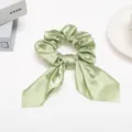 Lichtgroen satijnen haarelastiek met strik, elegante haaraccessoire voor vrouwen paardenstaart. - Lichtgroen