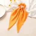 Chouchou en satin orange avec long ruban, accessoire de coiffure élégant pour femmes d'été. - Orange