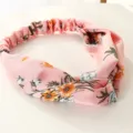 Dettaglio fascia in tessuto floreale rosa, accessorio per capelli vintage per stile dolce. - Rosa