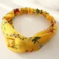 Fascia per capelli in tessuto floreale giallo con design a nodo, accessorio vintage. - Giallo