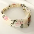 Dettaglio della fascia in tessuto floreale, stampa vintage con retro elastico per comfort. - Beige