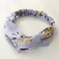 Bandeau en tissu fleuri au design noué chic, parfait pour un usage quotidien. - Violet