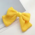 Gele gebreide strik haarspeld gedetailleerd weergave, leuk haaraccessoire voor vrouwen. - Geel