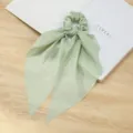 Groene satijnen haarscrunchie met lange striklinten, elegante paardenstaart houder voor dames. - Groen
