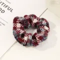 Ruitjes stof haarscrunchie in rood en blauw, zacht haarelastiekje voor dagelijkse paardenstaarten. - Roestrood