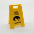 Lustiger Hunde Erbrechen gelber Warnschild Neuheit Desktop Dekoration Kunststoff Spielzeug - Hunde-Design / Gelb