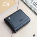 Primo piano dettagliato di un portafoglio corto da uomo nero con zip e fessura per carte. - Nero
