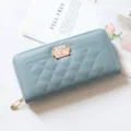 Portafoglio donna lungo e trapuntato con chiusura lampo e raffinata fibbia dorata chic. - Azzurro
