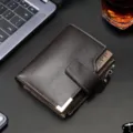 Portafoglio corto da uomo in pelle marrone con scomparti carte, chiusura a fibbia e zip. - Caffè Scuro Angolo Retto