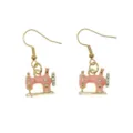 Pendientes colgantes máquina de coser esmalte estrás dorados, joyería de moda. - Diseño de Máquina de Coser / Rosa
