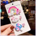 Schönes Kinder Haarklammern Set mit bunten Regenbogen, Wolken und Lutscher Motiven. - Rosa Silikonband