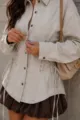 Gros plan détaillé d'une chemise en jean kaki décontractée avec lacet de serrage à la taille. - S / Abricot