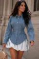 Vue détaillée de la chemise en denim pour femme avec laçage latéral et manches longues. - S / Bleu