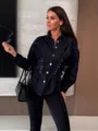 Gros plan sur la chemise en jean sombre et élégante dotée de superbes détails de laçage. - S / Bleu foncé