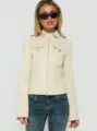 Vue détaillée de la veste utilitaire beige zippée, avec poches poitrine et col à revers. - S / Blanc Cassé