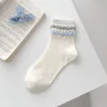 Weisse Wadenstrümpfe mit blau-grauen Strukturball-Rüschen, süsser koreanischer Stil Strumpf. - Einheitsgröße (35-39) / 3D-Polka-Dots
