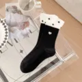 Stijlvolle zwarte en witte sokken tot halverwege de kuit met stippen en schattig hartje. - One Size (35-39) / Hartsieraden