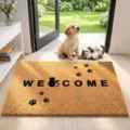 Detalle de felpudo de coco con bonita silueta de gato y huellas, felpudo de entrada antideslizante. - Bienvenido Gatito