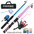 Set completo de caña de pescar telescópica con carrete, red y caja de cebos de 210cm. - Caña azul de 2.1 m + Caña rosa de 2.1 m + Carretes con hilo*2 + Caja de señuelos + Salabardos*2 + Bolsa de pesca