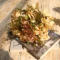 Bouquet di rose e ortensie artificiali champagne retrò per decorazioni e oggetti foto. - Bianco