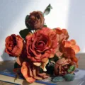 Künstlicher Vintage Rosen Blumenstrauß, rostrote dekorative Blumenarrangements Tisch. - Orange