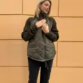 Vista detallada de la chaqueta acolchada y de punto para mujer con cuello alto y cremallera. - S / Tops / Verde Militar