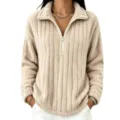 Detailansicht eines kuscheligen gerippten Fleece-Pullovers mit Viertel-Reißverschluss in Beige. - S / Oberteile / Aprikose