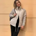 Chaqueta acolchada para mujer con mangas de punto y cuello alto, estilo casual. - S / Tops / Caqui