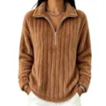 Brauner flauschiger Pullover mit Reißverschluss, Stehkragen und strukturierter Rippoptik. - S / Oberteile / Kaffeebraun