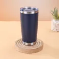 Vista dettagliata di un tumbler isolato blu scuro da 20oz su sottobicchiere di legno. - 20oz / Blu navy