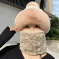 Femme hiver peluche chapeau chaud masque facial integre coupe-vent epais velours! - Pompon Gaufré - Kaki Clair