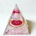 Rosenquarz Kristall Orgonit Pyramide Detail, rosa Kristallsplitter und Kugel im Harz. - Rosa Kristall Schwebender Ring Stil / Rosa