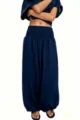 Gedetailleerd overzicht van donkerblauwe dames linnen lantaarnbroek met hoge gesmokte taille. - S / Bottoms / Marineblauw