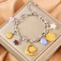 Detailansicht des zweifarbigen Edelstahl-Armbands mit Himmelskörpern, Sonne, Mond und Herz-Anhänger. - Sonne & Mond