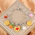 Edelstahl Mehrfach Anhänger Armband Detailansicht mit süßen Herzen und Sonnen für Damen. - Rote Emaille Herz